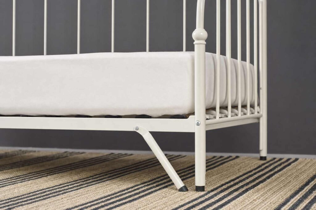 Helena Daybed - White Closeup
