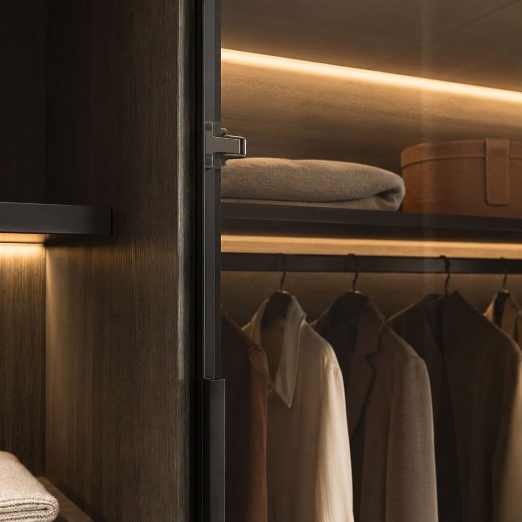 SERAFINA SIGNATURE GLASS DOOR WARDROBE Closeup